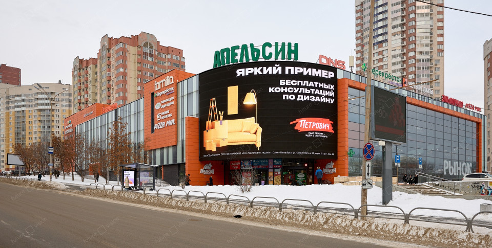 LED медиафасад на фасаде торгового центра